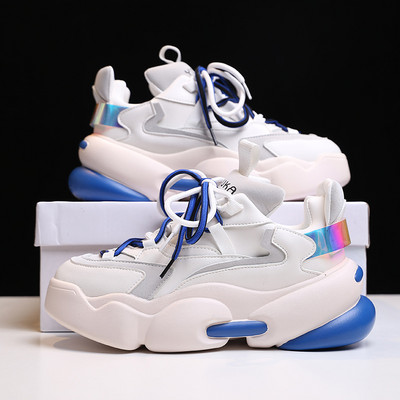 Kareda värvilise tallaga kevadiste tossude uus mudel