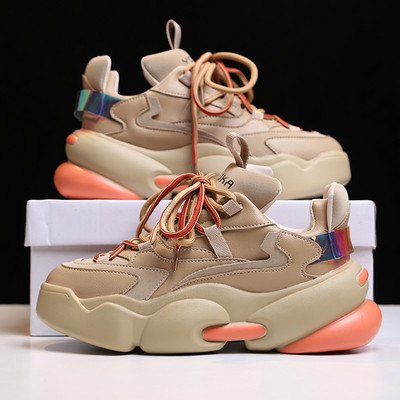 Kareda värvilise tallaga kevadiste tossude uus mudel