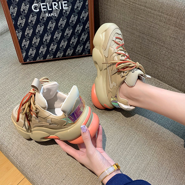 Kareda värvilise tallaga kevadiste tossude uus mudel