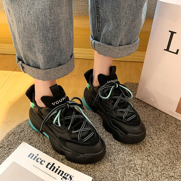 Kareda värvilise tallaga kevadiste tossude uus mudel