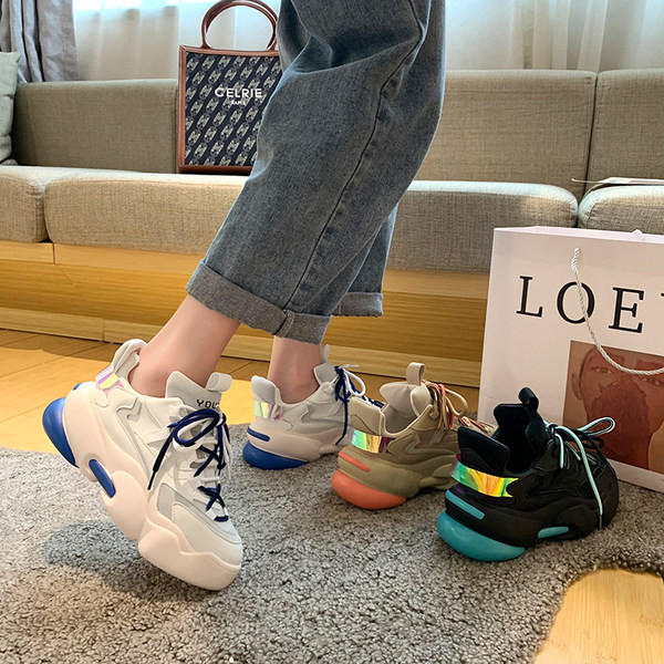 Kareda värvilise tallaga kevadiste tossude uus mudel