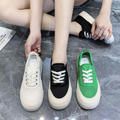 Ikdienas sieta kedas ar mežģīnēm un plakanu zoli