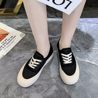 Ikdienas sieta kedas ar mežģīnēm un plakanu zoli