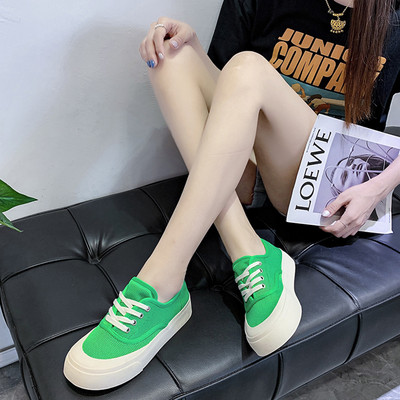 Ikdienas sieta kedas ar mežģīnēm un plakanu zoli