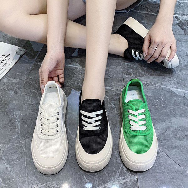 Ikdienas sieta kedas ar mežģīnēm un plakanu zoli