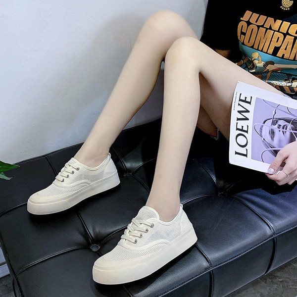 Ikdienas sieta kedas ar mežģīnēm un plakanu zoli