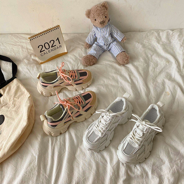 Jauns sieviešu kedu modelis ar šņorēm un uzrakstu divās krāsās