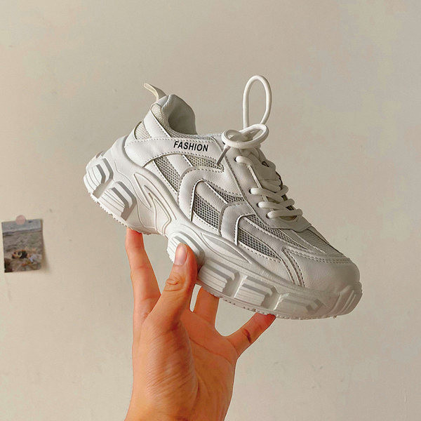 Jauns sieviešu kedu modelis ar šņorēm un uzrakstu divās krāsās