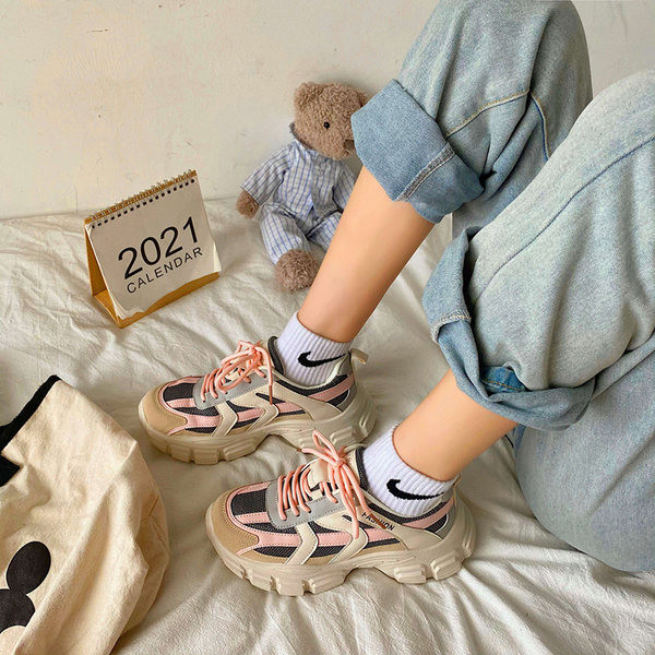 Jauns sieviešu kedu modelis ar šņorēm un uzrakstu divās krāsās