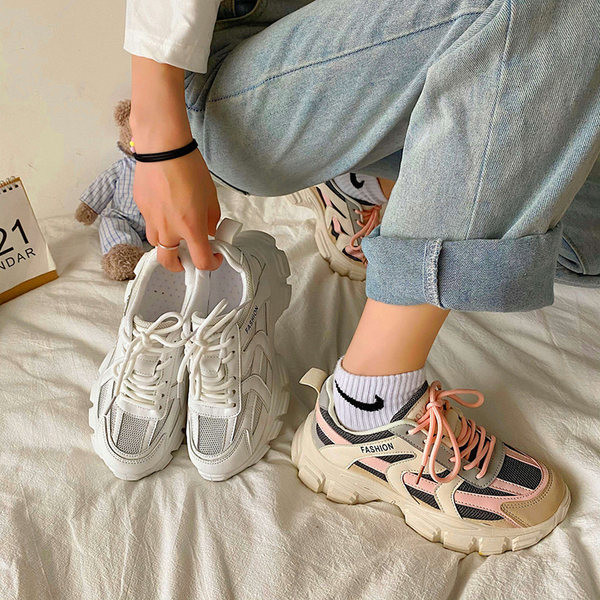 Jauns sieviešu kedu modelis ar šņorēm un uzrakstu divās krāsās