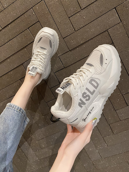 Hingavad naiste tossud 6 cm platvormiga