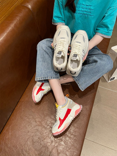 Hingavad naiste tossud 6 cm platvormiga