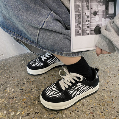 Νέο μοντέλο Γυναικεία casual αθλητικά  παπούτσια  σε επίπεδη σόλα με τύπωμα και κορδόνια