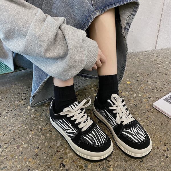 Νέο μοντέλο Γυναικεία casual αθλητικά  παπούτσια  σε επίπεδη σόλα με τύπωμα και κορδόνια