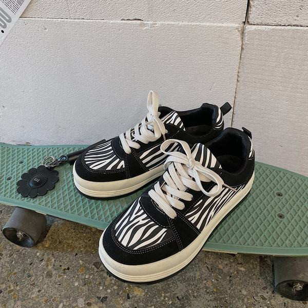 Νέο μοντέλο Γυναικεία casual αθλητικά  παπούτσια  σε επίπεδη σόλα με τύπωμα και κορδόνια