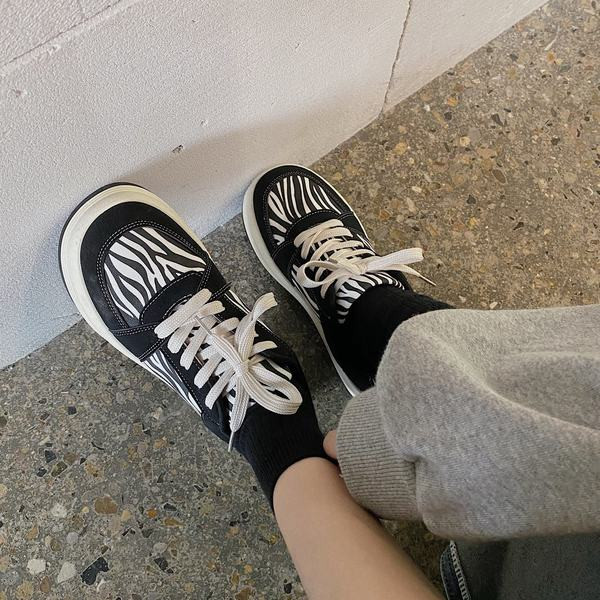 Νέο μοντέλο Γυναικεία casual αθλητικά  παπούτσια  σε επίπεδη σόλα με τύπωμα και κορδόνια