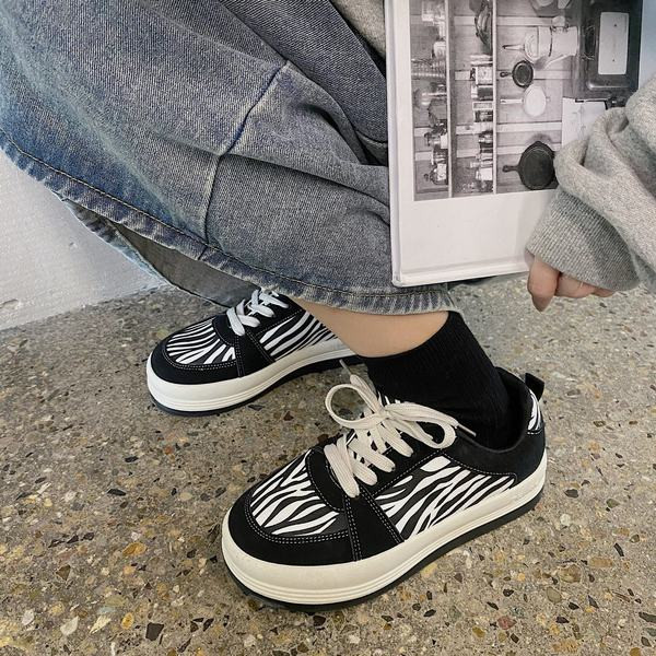 Νέο μοντέλο Γυναικεία casual αθλητικά  παπούτσια  σε επίπεδη σόλα με τύπωμα και κορδόνια