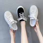 Valge ja musta lameda tallaga naiste vabaaja tossud