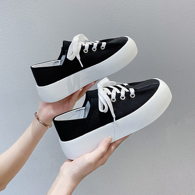 Valge ja musta lameda tallaga naiste vabaaja tossud