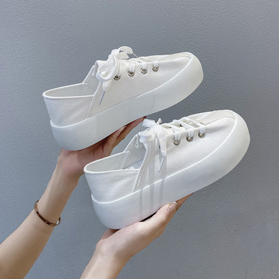 Valge ja musta lameda tallaga naiste vabaaja tossud