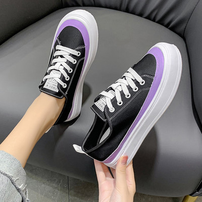 Krāsainas sieviešu kedas ar plakanu zoli un emblēmu