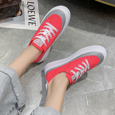 Krāsainas sieviešu kedas ar plakanu zoli un emblēmu