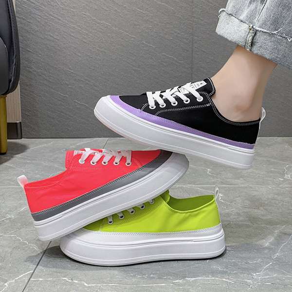 Krāsainas sieviešu kedas ar plakanu zoli un emblēmu