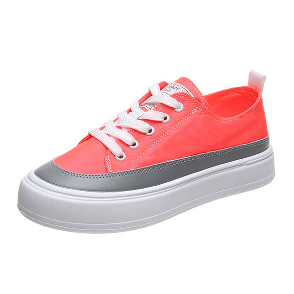 Krāsainas sieviešu kedas ar plakanu zoli un emblēmu