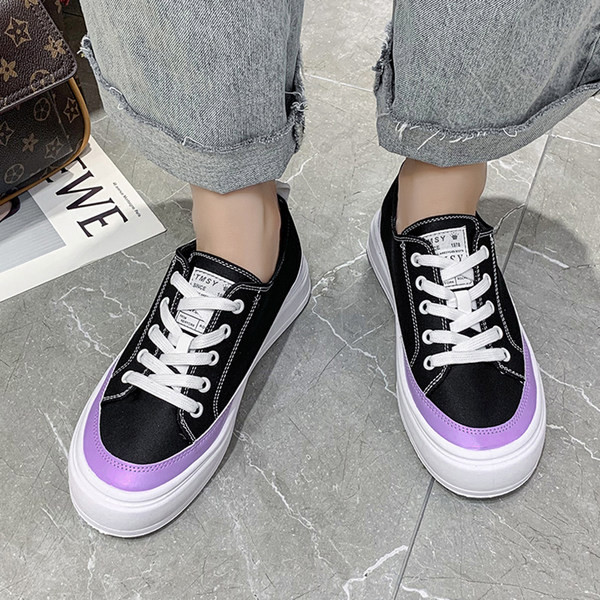 Krāsainas sieviešu kedas ar plakanu zoli un emblēmu