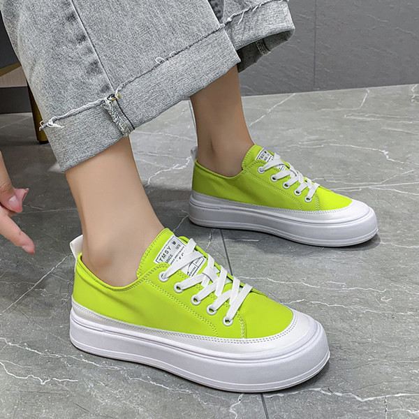 Krāsainas sieviešu kedas ar plakanu zoli un emblēmu