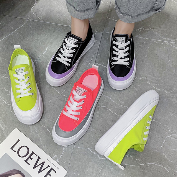 Krāsainas sieviešu kedas ar plakanu zoli un emblēmu