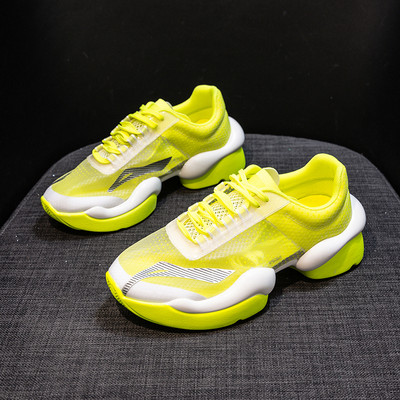 Läbipaistva osaga suvised naiste tossud