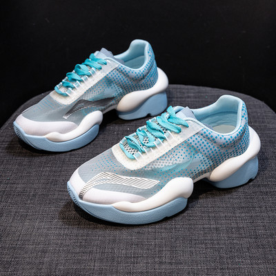 Läbipaistva osaga suvised naiste tossud