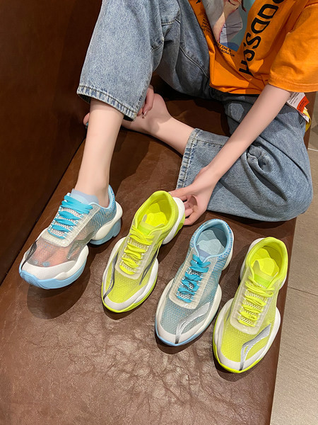 Läbipaistva osaga suvised naiste tossud