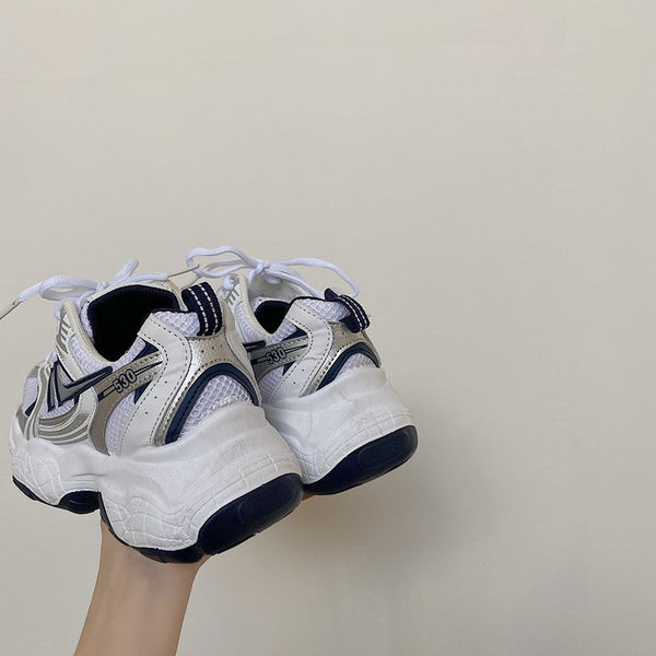 Naiste spordi- ja vabaaja tossud 3D elementide ja ühendustega