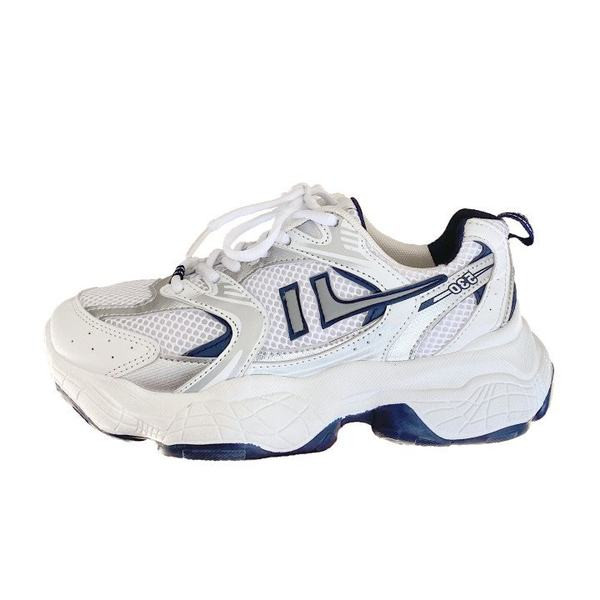 Naiste spordi- ja vabaaja tossud 3D elementide ja ühendustega