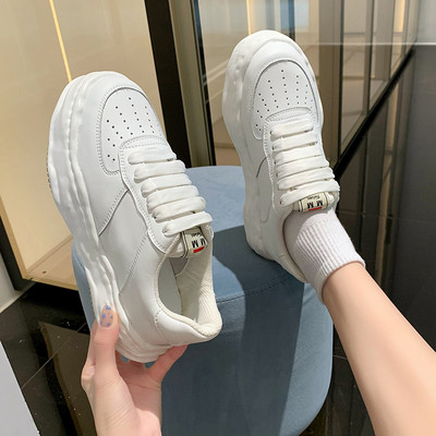 Sieviešu ikdienas kedas ar mežģīnēm un plakanu zoli baltā krāsā