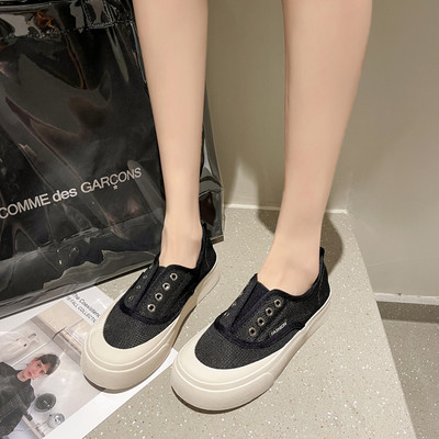 Ikdienas kedas ar plakanām zolēm - bez aizdares