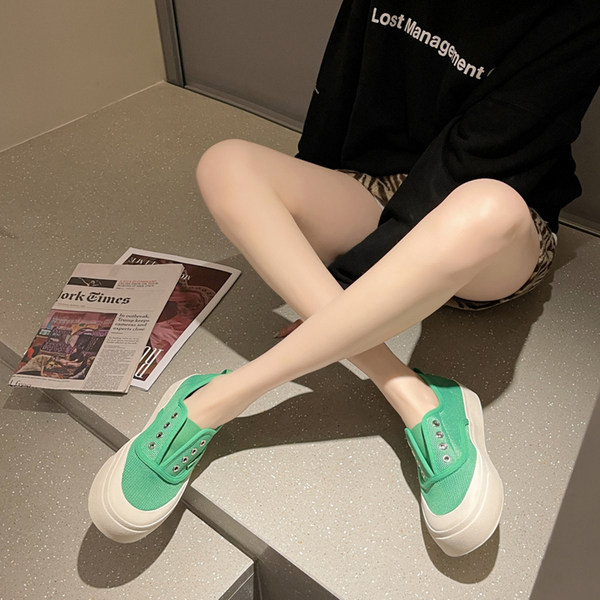 Ikdienas kedas ar plakanām zolēm - bez aizdares