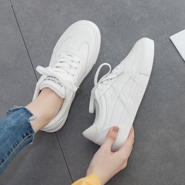 Naiste tossud, mis on valmistatud ökonahast tavalisest paeltega mudelist