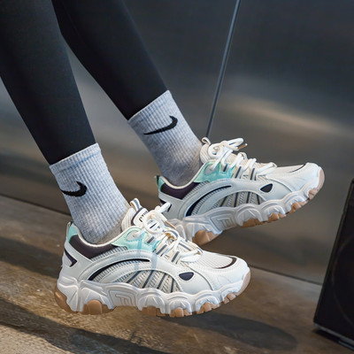 Jauns kedu modelis ar rupju zoli un šņorēm sievietēm