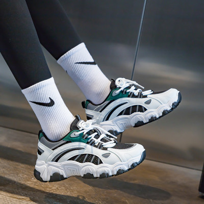 Jauns kedu modelis ar rupju zoli un šņorēm sievietēm