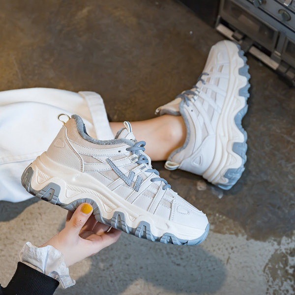 Jauns kedu modelis ar rupju zoli un šņorēm sievietēm