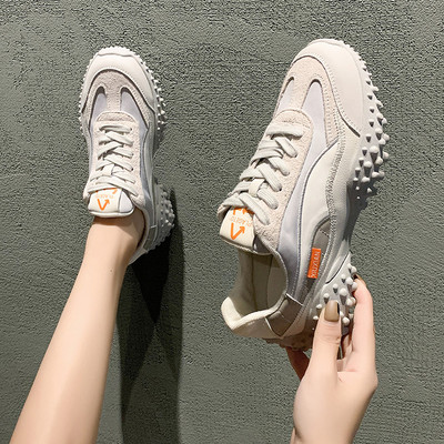 Γυναικεία αθλητικά παπούτσια με κορδόνια και τραχιά σόλα σε δύο χρώματα