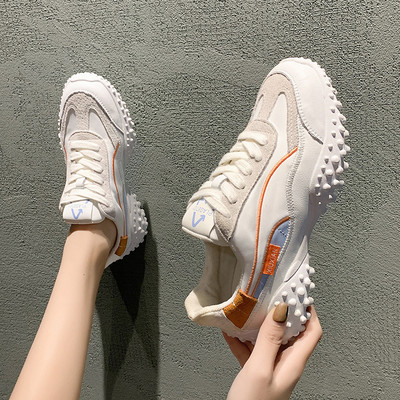 Γυναικεία αθλητικά παπούτσια με κορδόνια και τραχιά σόλα σε δύο χρώματα