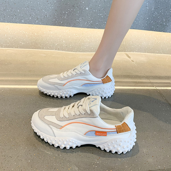 Γυναικεία αθλητικά παπούτσια με κορδόνια και τραχιά σόλα σε δύο χρώματα