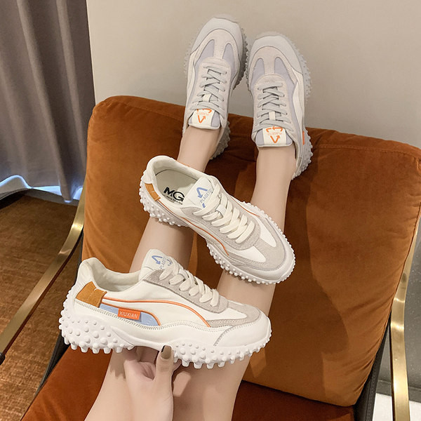 Γυναικεία αθλητικά παπούτσια με κορδόνια και τραχιά σόλα σε δύο χρώματα