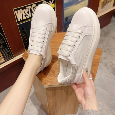 Moodsad kivikeste ja lameda tallaga vabaaja tossud