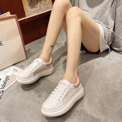 Moodsad kivikeste ja lameda tallaga vabaaja tossud