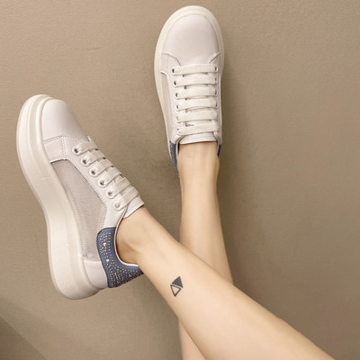 Moodsad kivikeste ja lameda tallaga vabaaja tossud